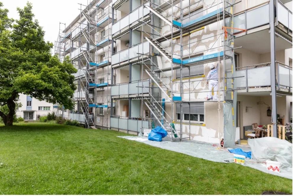 Eine Fassade wird professionell von Graffiti gereinigt