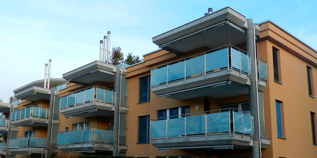 Ein Haus in Hinwil mit Balkonen. Frisch gestrichen.